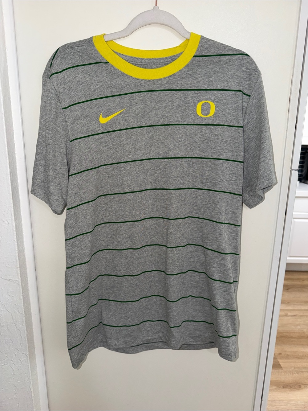Nike The Tee Short Sleeve Oregon Ducks Logo in Gray, Green & Yellow | M